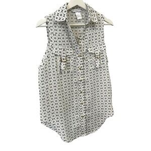 Dex Sleeveless Collared Button Down Casual with Geometric Print and Gold Accents